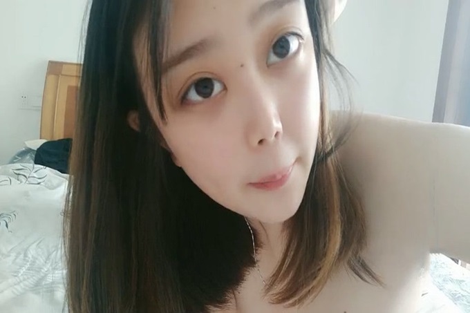 【桃子味的小仙女】早起跟男友打炮，粉嫩美胸，69男友掰開粉紅色的鮑魚，呻吟銷魂被男友插爽